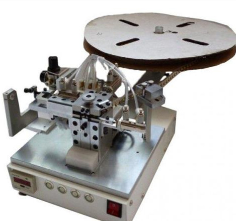 端子機(jī)廠家的壓著機(jī)在穿線時(shí)怎么操作的？